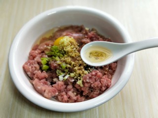 6、芹菜猪肉水饺,再加入料酒，(适当多加一些，去肉腥)