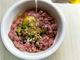 7、芹菜猪肉水饺,加入食用油。