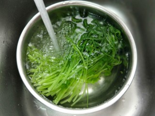 10、芹菜猪肉水饺,捞出后立即过冷水，捞出淋干水份。