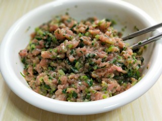 13、芹菜猪肉水饺,搅拌均匀的饺子馅，特别有食欲嘛？(^_^)