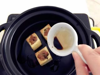 5、宝宝辅食:豆腐箱(肉末酿豆腐),煎好的豆腐块转移至砂锅中,加入少许宝宝酱油、少许盐。