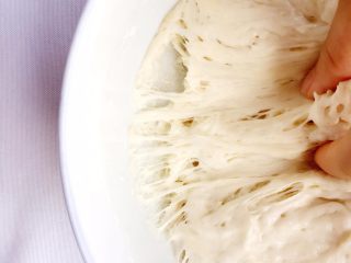 3、老面豆沙包,掰开面团称蜂窝状，就表明发酵好了；（夏天大约1天半的时间）