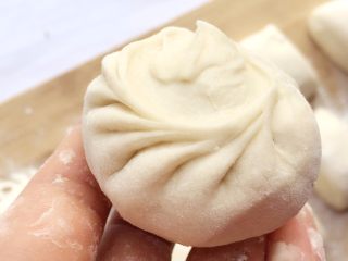 12、老面豆沙包,封紧口，开水上锅蒸30分钟；