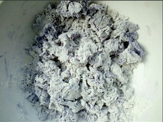 4、蓝色妖姬,边倒蝶豆花水边搅拌成絮状