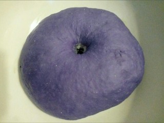 6、蓝色妖姬,发酵好的面团