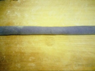 7、蓝色妖姬,放案板上排气揉匀，搓长条