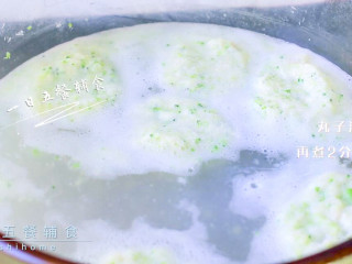 3、西兰花鱼丸,比较嫩，外围有少许西兰花和鱼泥晕开来，不多。丸子浮起，再煮2分钟即可。