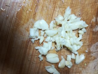 3、椒盐烤全鱼,准备蒜米