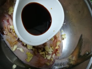 7、椒盐烤全鱼,酱油