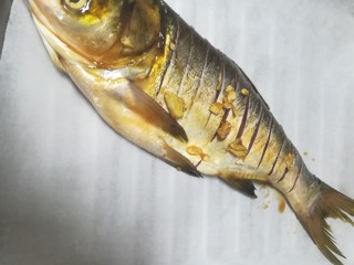 11、椒盐烤全鱼,把鱼放在烤盘里