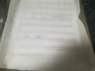 10、椒盐烤全鱼,准备一张厨房纸铺在烤盘上，如果是不粘烤盘就不需要这一步了。