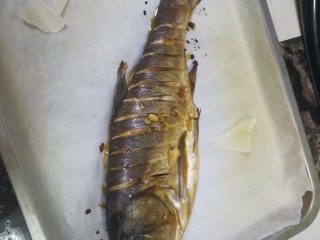 13、椒盐烤全鱼,拿出来第一次刷刚才的酱汁