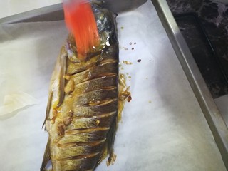 15、椒盐烤全鱼,用硅胶刷子刷椒盐