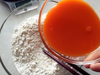 1、缤纷手工营养面-让宝贝快乐成长的健康辅食,取500g面粉，加入160g胡萝卜汁