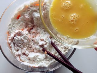 2、缤纷手工营养面-让宝贝快乐成长的健康辅食,加入10g左右鸡蛋液（可不加，蛋清过敏的宝宝加蛋黄）