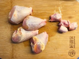 2、照烧鸡腿,剁去鸡腿的小头。