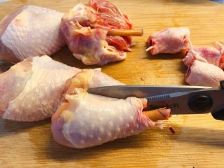 3、照烧鸡腿,用厨房剪刀顺着剪开，剔掉骨头。