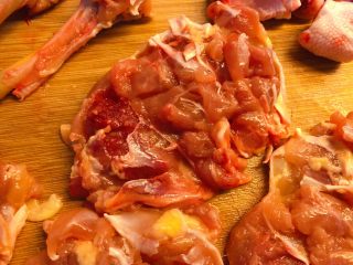 5、照烧鸡腿,在鸡腿肉上横切数刀，但不要切断。这样煎制的时候鸡肉就不会回缩。