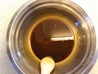 6、照烧鸡腿,配制酱汁：2勺蚝油，1勺生抽，1勺料酒，1茶匙糖，适量蜂蜜，适量胡椒粉，1勺生粉，加少量水搅拌均匀。