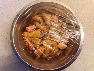 9、照烧鸡腿,裹上保鲜膜放冰箱冷藏2小时以上。