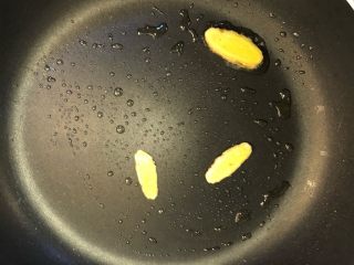 11、照烧鸡腿,热锅冷油，放入姜片爆香后捞出。