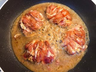 13、照烧鸡腿,倒入腌制鸡腿的酱汁，加盖小火焖2分钟。