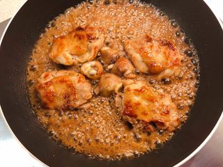 14、照烧鸡腿,开盖，大火收一下汁，但不要收太干，关火起锅。