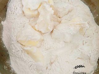 1、圣诞苹果派-超级酥皮,2.室温黄油和面粉放进盆里，用手完全混合。