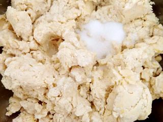 2、圣诞苹果派-超级酥皮,3.加入糖混合均匀。