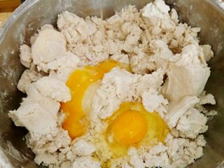 3、圣诞苹果派-超级酥皮,4.加入两个蛋黄，混合后，再加入一个全蛋与面粉团完全混合均匀。加入一汤勺鲜榨柠檬汁。