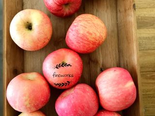 4、圣诞苹果派-超级酥皮,6.把所有的苹果削皮。