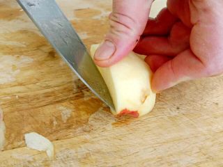 5、圣诞苹果派-超级酥皮,7.去掉中间的果核。