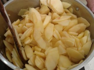 6、圣诞苹果派-超级酥皮,8.切成薄片，放进锅中。小火炒至苹果变软，炒出苹果汁。