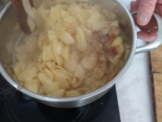 7、圣诞苹果派-超级酥皮,9.加入肉桂粉，柠檬汁，香草精知道多余的果汁熬出。