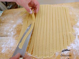 15、圣诞苹果派-超级酥皮,15.把酥面拉条用刀轻轻拉起，摆放到苹果派的烤盘上，形成以酥面拉条为上盖的派皮。边缘需要捏牢固，