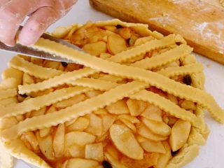 19、圣诞苹果派-超级酥皮,16.按照图片的顺序，重复把面皮放在内陷上。