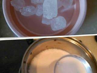 2、炸鲜奶,牛奶煮开加冰糖，加水淀粉，搅拌。