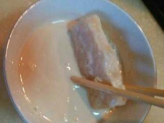 10、炸鲜奶,奶块均匀裹上面糊