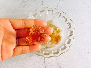 3、木瓜牛奶炖桃胶,将泡发后的桃胶去除杂质清洗干净