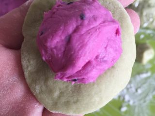 4、火龙果抹茶包,这样擀皮,包进去。