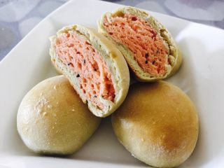 7、火龙果抹茶包,当当当!出炉!切开,发现火龙果馅因为水汽的原因变成了暗红,试验对照的依旧是红色,结果不是很满意。以后再想办法改进~味道赞就OK啦!建议外皮可以用蔬菜汁,这样外皮绿,更像西瓜哦!