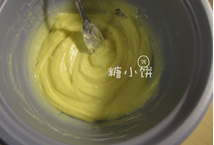 1、牛奶饼干,无盐黄油软化后加糖粉打至发白