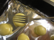 5、牛奶饼干,用叉子按压，我的面团稍干，按压会产生一些自然的裂纹