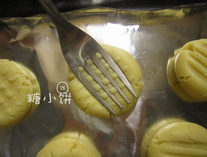 6、牛奶饼干,垂直之前纹路的方向再按压一次形成格子纹