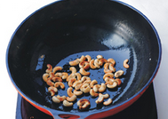 2、腰果鸡丁,炒锅里倒少许油，放入腰果炒出香味，颜色泛金黄后盛出备用。