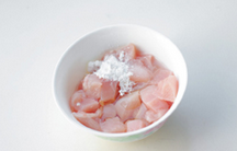 3、腰果鸡丁,将鸡脯肉切成小丁，加入盐、白胡椒粉抓匀，再加入蛋清抓匀，最后加淀粉拌匀腌20分钟，使鸡脯肉上浆入味。