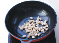 4、腰果鸡丁,炒锅烧热倒少许油，放入鸡丁滑散炒至变色，盛出备用。