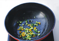 5、腰果鸡丁,锅中留底油，放入葱姜末爆香，再放入黄瓜丁和黄椒丁翻炒一会。