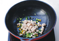 6、腰果鸡丁,再加入鸡丁大火炒匀。