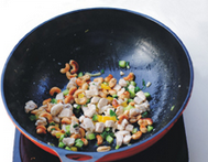 7、腰果鸡丁,加入腰果炒匀。